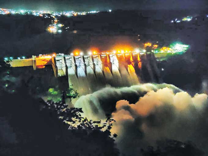 ఎగువ ప్రాంతాల నుంచి వస్తున్న వరదతో శ్రీశైలం జలాశయం నిండుకుండులా తొణికిసలాడుతోంది. మంగళవారం 8 రేడియల్ క్రస్ట్ గేట్లును 10 అడుగుల మేర పైకెత్తి 2,23,128 క్యూసెక్కుల ప్రవాహాన్ని కిందకు వదిలారు. జలవిద్యుత్తు కేంద్రాల ద్వారా 58,492 క్యూసెక్కుల ప్రవాహాన్ని నాగార్జునసాగర్కు విడుదల చేస్తున్నారు.