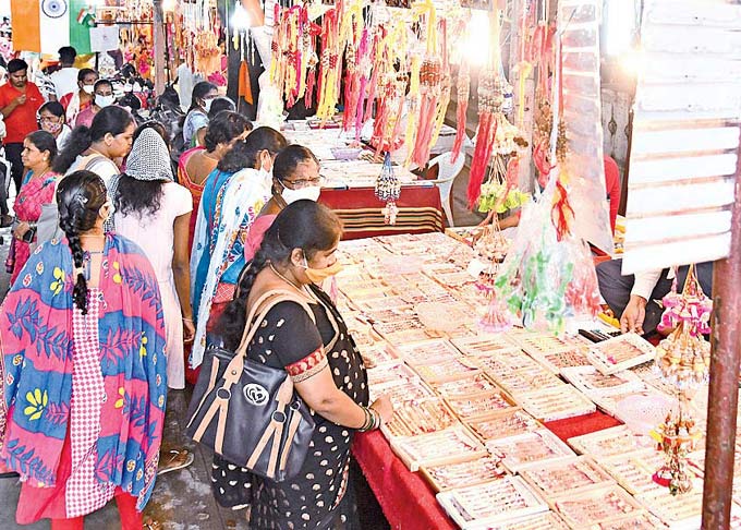 హైదరాబాద్ నగరంలో రాఖీ పండుగ సందడి మొదలైంది. ఆయా ప్రాంతాల్లో ప్రత్యేక దుకాణాలు ఏర్పాటు చేసి విక్రయిస్తున్నారు. జనరల్బజార్లో వరుసగా ఏర్పాటైన రాఖీ విక్రయ దుకాణాలు కిక్కిరిసి కనిపించాయి.