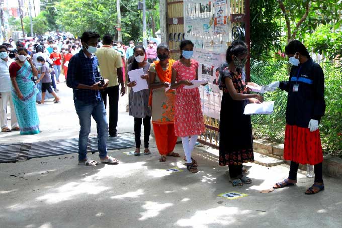  వరంగల్‌ : హనుమకొండ సీడీసీలో అభ్యర్థుల శరీర ఉష్ణోగ్రతలు కొలుస్తున్న సిబ్బంది
