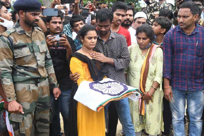 సాయితేజ సతీమణి శ్యామలను ఓదారుస్తున్న కుటుంబ సభ్యులు, బంధువులు