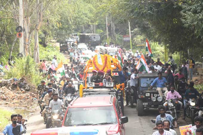 జాతీయ జెండాలు చేతబూని సాయితేజ పార్థివదేహం ఉన్న అంబులెన్స్‌ వెంట ర్యాలీ చేస్తున్న ప్రజలు