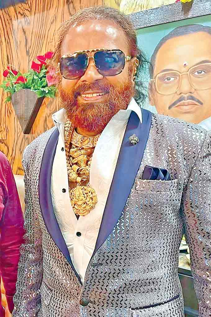 తమిళనాడు రాష్ట్రం మదురైకు చెందిన ‘గోల్డ్మెన్’ వరుచూర్ సెల్వం శనివారం చిత్తూరు నగరానికి వచ్చారు. ఏపీ మొదలియార్ కార్పొరేషన్ ఛైర్మన్ సురేశ్ జన్మదిన వేడుకల్లో పాల్గొన్న ఆయన ఒంటి నిండా బంగారు ఆభరణాలతో ప్రత్యేక ఆకర్షణగా నిలిచారు.