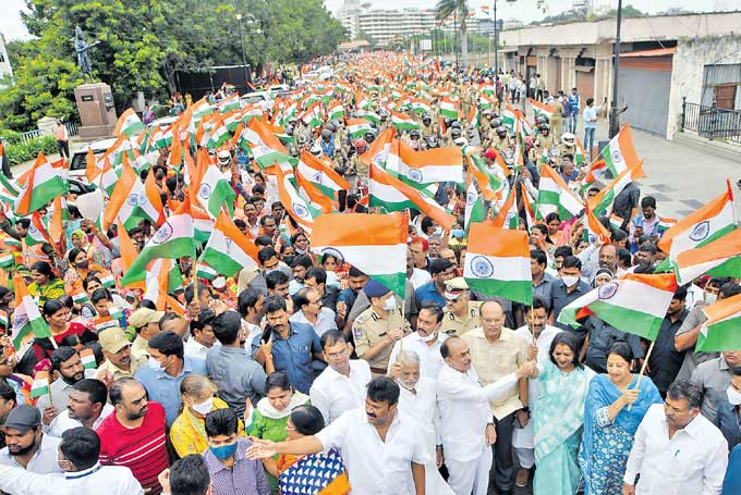 స్వతంత్ర భారత వజ్రోత్సవాలను పురస్కరించుకొని శనివారం రాష్ట్రవ్యాప్తంగా ఫ్రీడం రన్ ఉత్సాహంగా సాగింది. పాల్గొన్నవారంతా జాతీయ పతాకాన్ని చేబూని స్వాతంత్య్ర స్ఫూర్తిని చాటారు. హైదరాబాద్లోని ట్యాంక్బండ్ వద్ద నిర్వహించిన కార్యక్రమంలో వజ్రోత్సవ నిర్వహణ కమిటీ ఛైర్మన్ కె.కేశవరావు, మంత్రులు శ్రీనివాస్యాదవ్, మహమూద్ అలీ, సీఎస్ సోమేశ్కుమార్, హైదరాబాద్ మేయర్ విజయలక్ష్మి, ఎమ్మెల్యేలు, అధికారులు పాల్గొన్నారు.