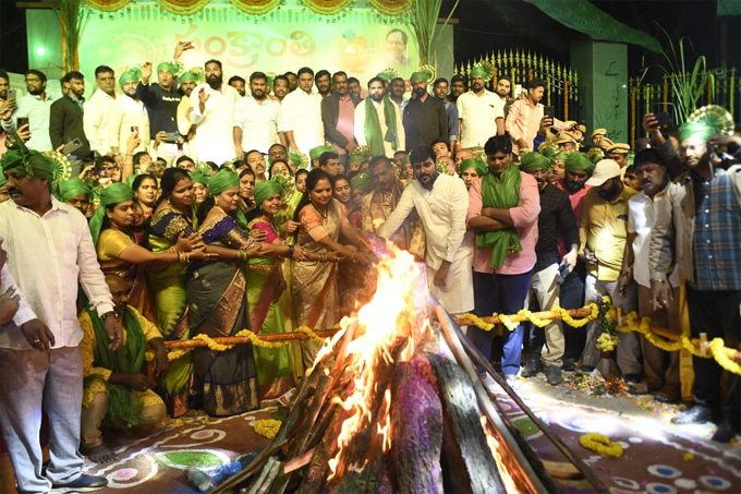 హైదరాబాద్‌: కేబీఆర్ పార్కు వద్ద భార‌త్ జాగృతి ఆధ్వ‌ర్యంలో భోగి వేడుక‌లు