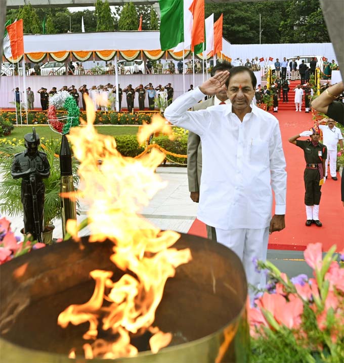 స్వాతంత్ర్య దినోత్సవం సందర్భంగా సీఎం కేసీఆర్ పరేడ్ గ్రౌండ్లోని అమరవీరుల స్తూపం వద్ద నివాళి అర్పించారు. ఈ సందర్భంగా దేశం కోసం ప్రాణాలర్పించిన సైనికుల త్యాగాలను ఆయన కొనియాడారు.