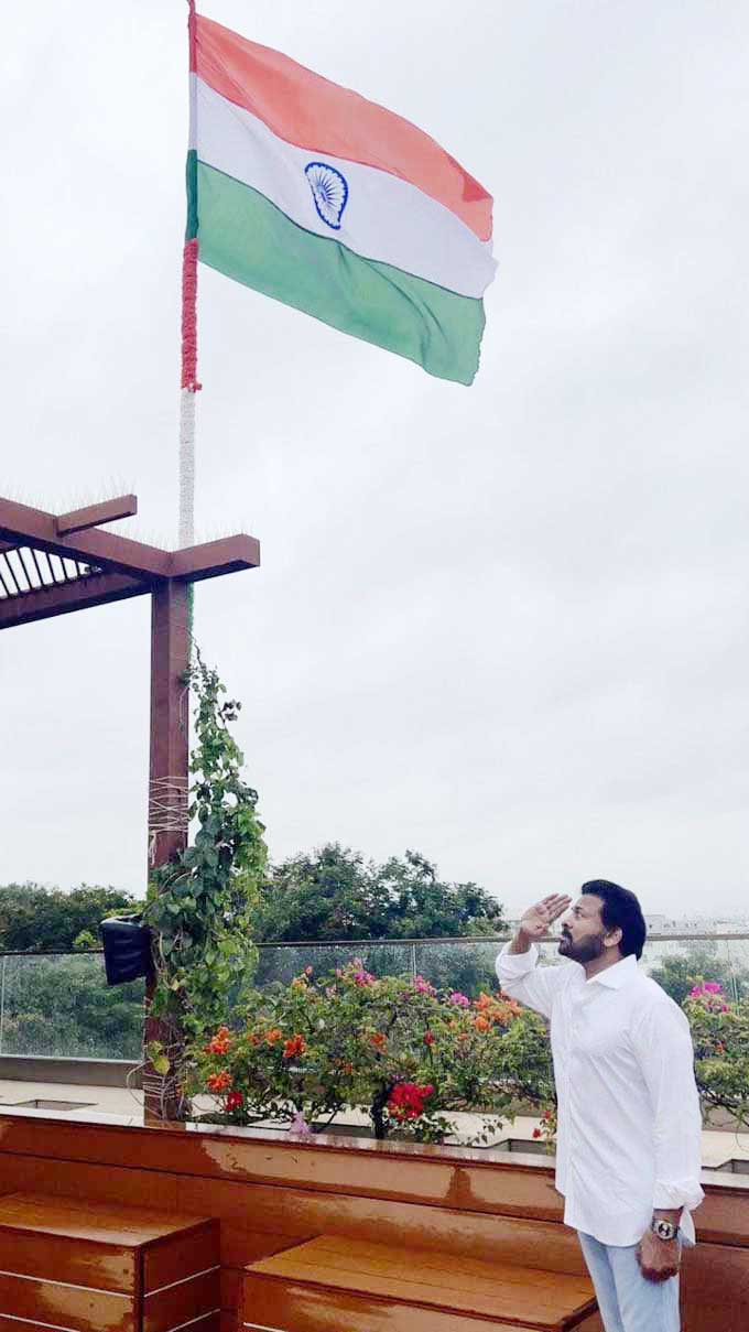 తన ఇంటి వద్ద రెపరెపలాడుతున్న జాతీయ పతాకానికి సెల్యూట్‌ చేస్తున్న ప్రముఖ సినీనటుడు చిరంజీవి