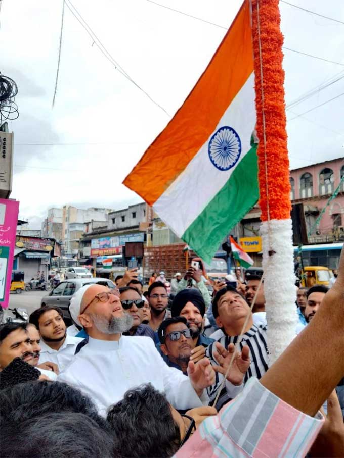 హైదరాబాద్‌ : మదీనా సర్కిల్‌లో జాతీయ జెండా ఆవిష్కరిస్తున్న ఎంపీ అసదుద్దీన్‌ ఒవైసీ