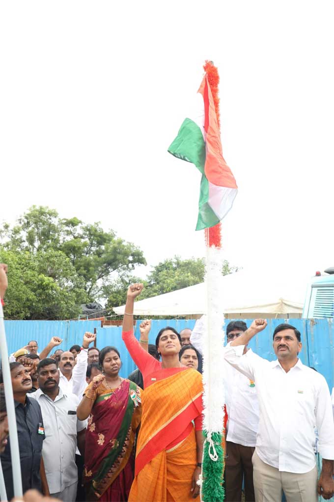 దామరగిద్ద మండలం నైట్ క్యాంప్ వద్ద జాతీయ జెండా ఆవిష్కరించిన వైతెపా అధ్యక్షురాలు వైఎస్ షర్మిల