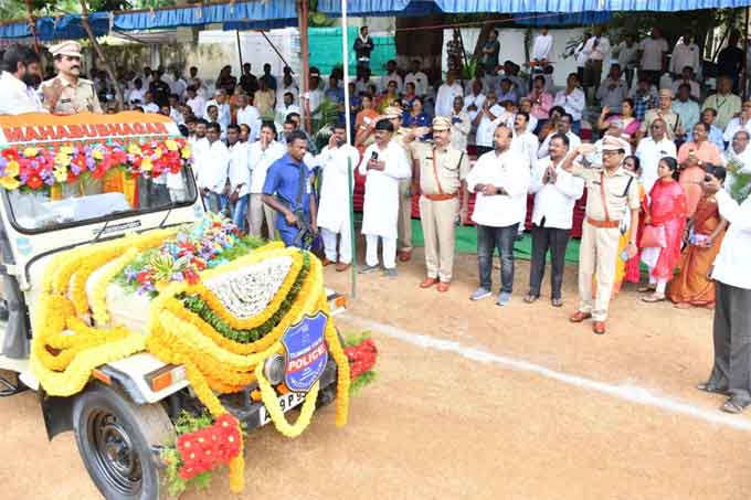 మహబూబ్నగర్ జిల్లా కేంద్రంలోని పోలీస్ పరేడ్ మైదానంలో గౌరవ వందనం స్వీకరిస్తున్న మంత్రి శ్రీనివాస్ గౌడ్