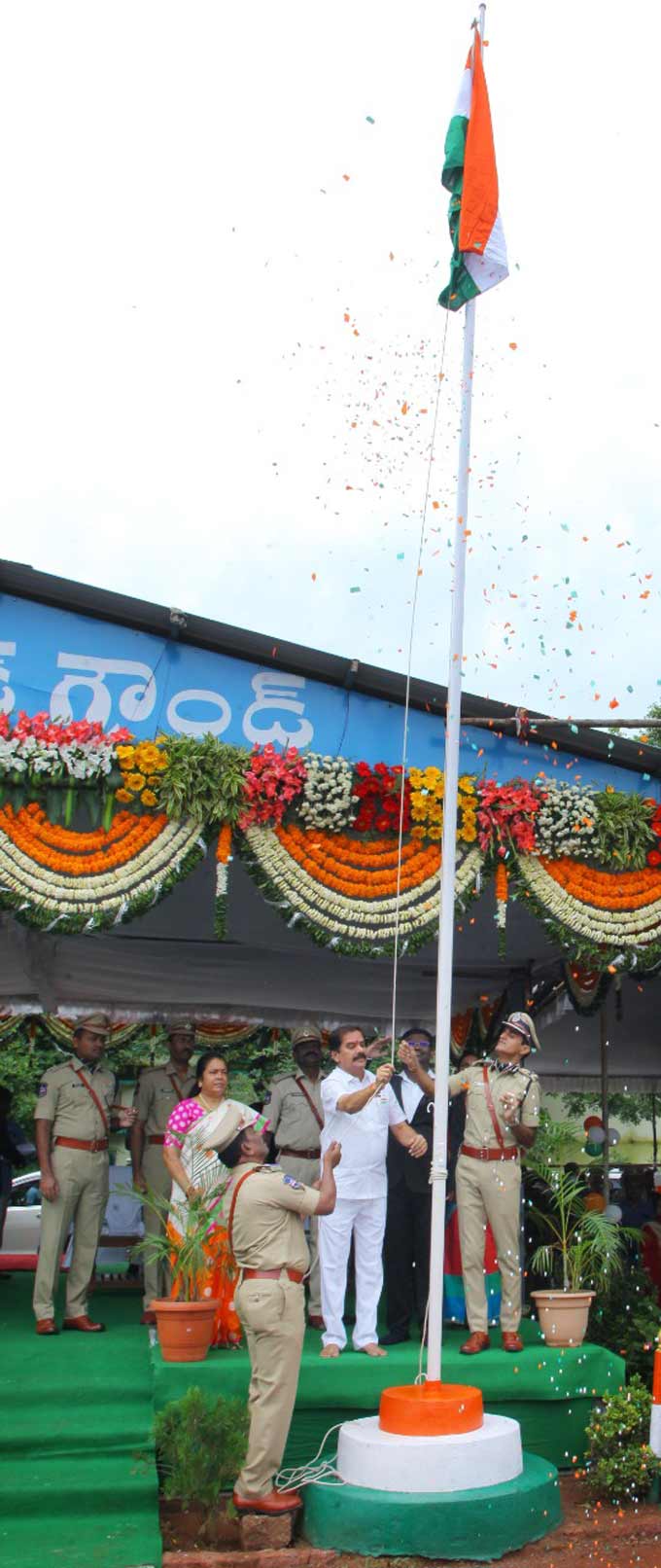 వరంగల్లో జెండాను ఆవిష్కరిస్తున్న దాస్యం వినయ్ భాస్కర్