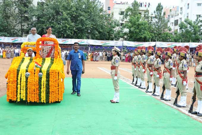 సైబరాబాద్ పోలీసు కమిషనరేట్లో పోలీసుల గౌరవ వందనం స్వీకరిస్తున్న మంత్రి సబితా ఇంద్రారెడ్డి