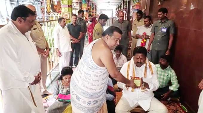 ఏపీ పౌరసరఫరాలశాఖ మంత్రి కారుమూరి నాగేశ్వరరావు ఇంద్రకీలాద్రిపై కొలువైన దుర్గమ్మను దర్శించుకున్నారు. దర్శనానంతరం వేద పండితులు ఆయనకు ఆశీర్వచనం ఇచ్చి ప్రసాదం అందజేశారు.