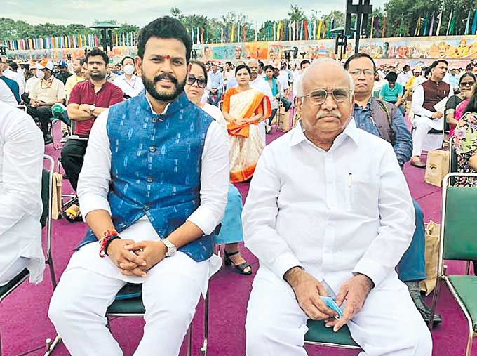 దిల్లీలోని ఎర్రకోట వద్ద స్వాతంత్ర్య వేడుకల్లో పాల్గొన్న తెదేపా ఎంపీలు రామ్మోహన్నాయుడు, కనకమేడల రవీంద్రకుమార్