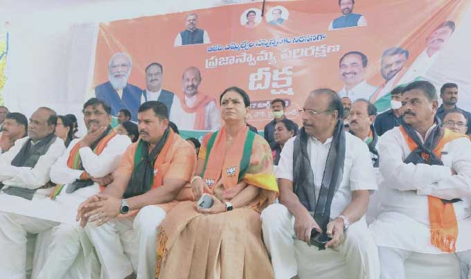 దీక్షా వేదికపై కె.లక్ష్మణ్, మురళీధర్రావు, రాజాసింగ్, డీకే అరుణ, స్వామిగౌడ్ తదితరులు
