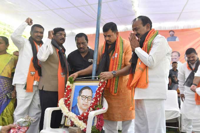అంబేడ్కర్ చిత్రపటానికి పూలమాల వేస్తున్న ఎమ్మెల్యే రాజాసింగ్, ఈటల రాజేందర్