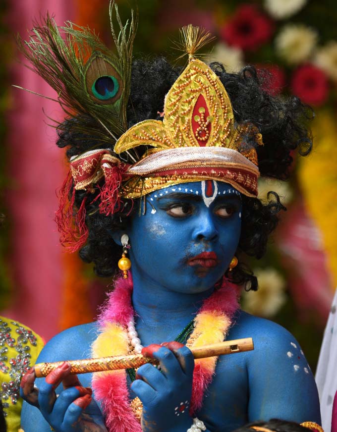 తిరుపతిలో కృష్ణుడి వేషధారణలో ఆకట్టుకున్న చిన్నారి