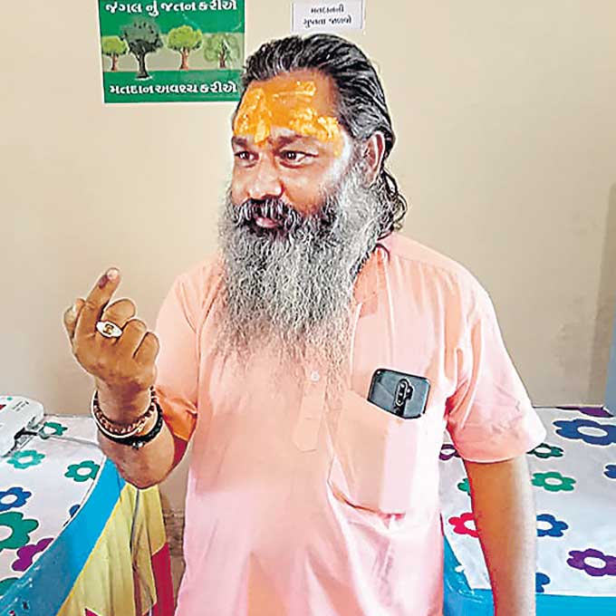 గుజరాత్లోని గిర్ సోమనాథ్ జిల్లా ఉనా నియోజకవర్గం బనేజ్ పోలింగు కేంద్రంలో ఒక్క ఓటు కోసం ఈసీ పోలింగు బూత్ ఏర్పాటు చేసింది. మహంత్ హరిదాస్జీ ఉదాసీన్ ఈ కేంద్రంలో తన ఓటుహక్కు వినియోగించుకున్నారు