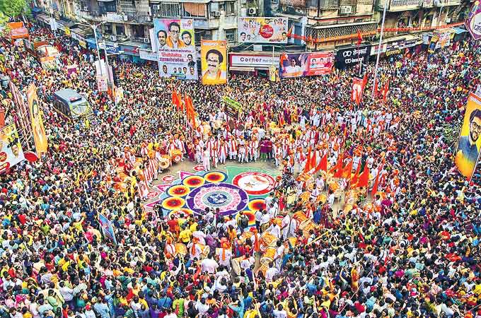  ముంబయిలో నిర్వహించిన మరాఠీ నూతన సంవత్సర సంబరాలైన ‘గుడి పడ్వా’లో పాల్గొన్న ప్రజలు

