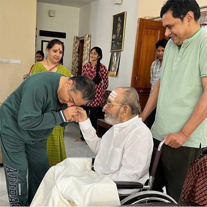 ప్రముఖ నటుడు కమల్ హాసన్.. దిగ్గజ దర్శకుడు కె.విశ్వనాథ్ను మర్యాదపూర్వకంగా కలుసుకున్నారు. హైదరాబాద్లోని కె.విశ్వనాథ్ నివాసానికి వెళ్లిన కమల్ ఆయన యోగక్షేమాలు తెలుసుకున్నారు. వీరిద్దరి కాంబినేషన్లో స్వాతిముత్యం, సాగరసంగమం, శుభసంకల్పం వంటి హిట్ చిత్రాలు వచ్చిన విషయం తెలిసిందే.