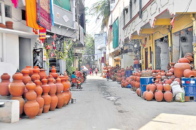 ఎండాకాలం నేపథ్యంలో హైదరాబాద్లో మట్టి కుండలకు డిమాండ్ పెరుగుతోంది. నగరంలోని వివిధ ప్రాంతాల్లో వీటి విక్రయాలు జోరుగా సాగుతున్నాయి. సాధారణంగా మట్టి కుండలు, వివిధ లోహాలతో తయారు చేసిన వీటి పాత్రలు ఎక్కువగా వాడే గ్రామాల్లో కొన్నేళ్లుగా వాటి డిమాండ్ తగ్గుతోంది. నీటిని మోసేందుకు, వివిధ అవసరాలకు తేలికగా ఉండడంతో పాటు చౌకగా లభించే ప్లాస్టిక్ బిందెల వినియోగం పెరుగుతోంది. హైదరాబాద్ ఆసిఫ్నగర్లో విక్రయానికి తెచ్చిన కుండలను.. రంగారెడ్డి జిల్లా యాచారం మండలం మాల్లో అమ్మకానికి తీసుకెళుతున్న ప్లాస్టిక్ బిందెలను పై చిత్రాల్లో చూడవచ్చు.