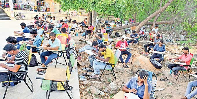 ప్రభుత్వ ఉద్యోగ నోటిఫికేషన్లు విడుదలవుతుండడంతో అభ్యర్థులు సాధనపై మరింత దృష్టి పెడుతున్నారు. హైదరాబాద్లోని అశోక్నగర్ కేంద్ర గంథ్రాలయం వద్ద రాత్రుళ్లు సాధన చేస్తున్నారు. ఉస్మానియా వర్సిటీ లైబ్రరీ సాయంత్రం 4.30కే మూసేయగా చెట్ల కింద చదువుకున్నారు.