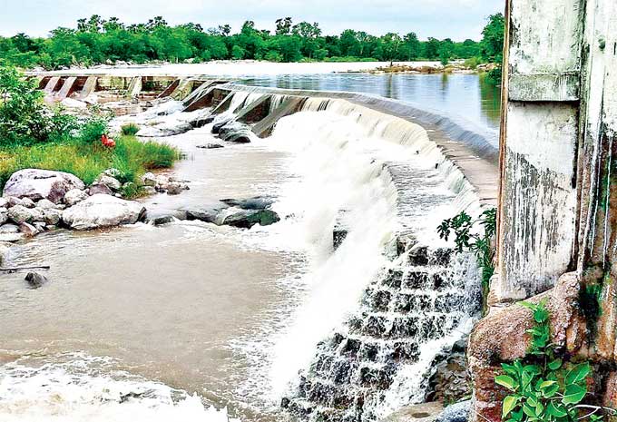 నిర్మల్ జిల్లా ఖానాపూర్ మండలంలోని పురాతన చారిత్రక సదర్మాట్ ఆనకట్ట జలకళను సంతరించుకుంది. రెండు రోజులుగా కురుస్తున్న చిరుజల్లులకే ఆనకట్టలోకి వరదనీరు చేసి జాలువారుతోంది.