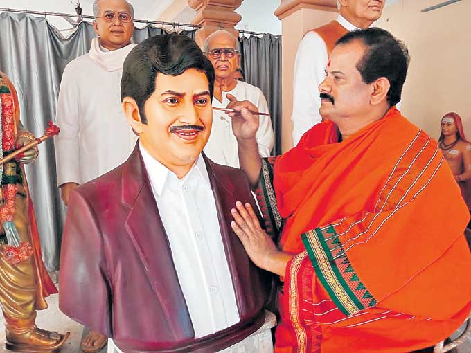 జీవం ఉట్టిపడేలా.. ప్రముఖ సినీ నటుడు దివంగత సూపర్స్టార్ కృష్ణ విగ్రహాలు రూపుదిద్దుకున్నాయి. డాక్టర్ బీఆర్ అంబేడ్కర్ కోనసీమ జిల్లా కొత్తపేటలోని వడయార్ శిల్పాలయంలో ఒకటి, మామిడికుదురు మండలం శిల్పాలయంలో ఒకటి, మామిడికుదురు మండలం గాడిలంకలో ప్రముఖ శిల్పి పెద్ది రెడ్డి మాధవరావు మరొకటి తయారు చేశారు. హైదరాబాద్లో ఏర్పాటు చేసేందుకు కృష్ణ కుటుంబ సభ్యులు విగ్రహాన్ని తయారు చేయాల్సిందిగా కోరగా ఫైబర్తో చేసి పంపినట్లు శిల్పి రాజ్కుమార్ వడయార్ తెలిపారు.