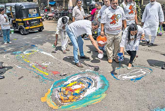మహారాష్ట్ర రాజధాని ముంబయిలో రహదారిపై పడిన గుంతలకు సోమవారం రంగులు వేస్తున్న ‘వాచ్డాగ్ ఫౌండేషన్’ స్వచ్ఛంద సంస్థ ప్రతినిధులు. నగరంలోని వివిధ రహదారులపై ఏర్పడిన గుంతలపై స్థానిక అధికారులు స్పందించేలా చేసేందుకే తాము ఈ కార్యక్రమం చేపట్టామని ఆ సంస్థ వెల్లడించింది.