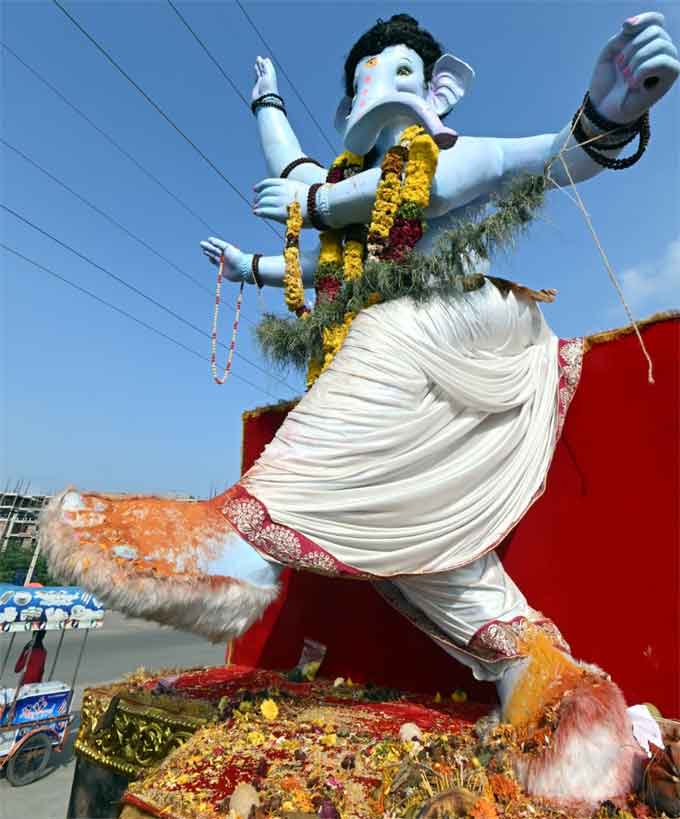 Ganesh immersion వినాయక నిమజ్జనం.. భక్తుల ప్రత్యేక పూజలు ganesh