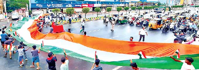 ఆజాదీకా అమృత్ మహోత్సవ్లో భాగంగా అల్లూరి సీతారామరాజు 125వ జయంతి ఉత్సవాలను పురస్కరించుకుని సోమవారం విజయవాడ
బందరురోడ్డులో 125 అడుగుల జాతీయ జెండాతో ప్రదర్శనగా వెళుతున్న విద్యార్థులు