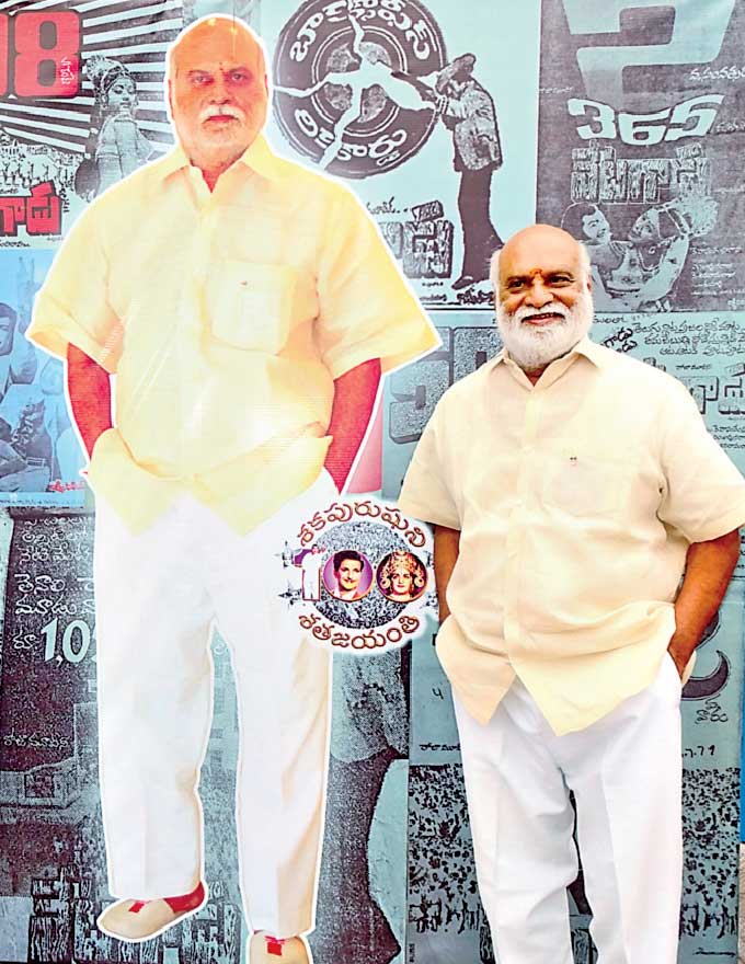 మాజీ మంత్రి ఆలపాటి రాజేంద్రప్రసాద్ ఆధ్వర్యంలో తెనాలిలో ఏడాది పొడవునా సాగుతున్న ఎన్టీఆర్ శత జయంతి వేడుకల్లో దర్శకేంద్రుడు
రాఘవేంద్రరావు సోమవారం పాల్గొన్నారు. రోజూ ఎన్టీఆర్ చిత్రాలను ప్రేక్షకులకు ఉచితంగా ప్రదర్శిస్తున్న తెనాలిలోని పెమ్మసాని థియేటర్కు
రాఘవేంద్రరావు వచ్చారు. ఈ సందర్భంగా అక్కడ ఏర్పాటు చేసిన తన చిత్రంతో కూడిన ఫ్లెక్సీ వద్ద ఇలా నిలుచున్నారు.