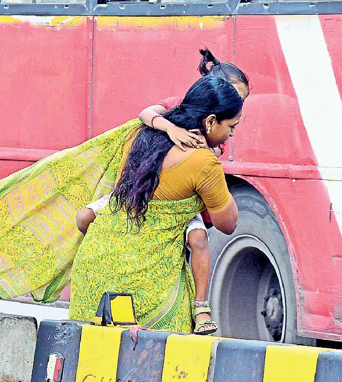 ఎంత అదృష్టం? క్షణంలో ప్రమాదం తప్పింది. చిన్నారిని ఎత్తుకుని ఓ మహిళ యూసఫ్గూడ కూడలిలో రహదారిపై విభాగినిని అడ్డంగా
దాటే యత్నంలో మరోవైపు నుంచి వేగంగా వస్తున్న ఆర్టీసీ బస్సును చూసి ఒక్కసారిగా ఆగింది. ఆ ఒక్క క్షణం చూడకుండా ఏమాత్రం
ముందుకు వెళ్లినా చిన్నారి సహా ప్రమాదానికి గురయ్యే వారే.