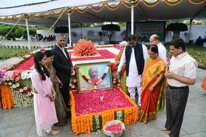 Pv Narasimha Rao పీవీ జ్ఞానభూమి వద్ద ప్రముఖుల నివాళి Pv Narasimha Rao Birth Anniversary