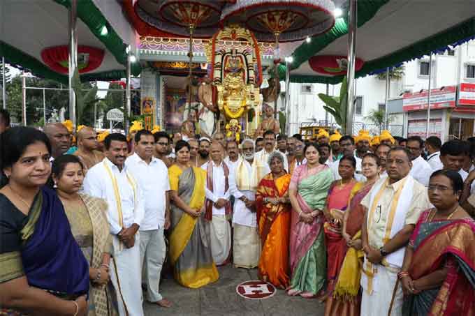 తిరుమల శ్రీవారి సాలకట్ల బ్రహ్మోత్సవాలు కనుల పండువగా కొనసాగుతున్నాయి. ఉత్సవాల్లో భాగంగా గురువారం ఉదయం సింహ వాహన సేవను వైభవంగా నిర్వహించారు. తిరుమాడ వీధుల్లో నిర్వహించిన ఈ సేవలో స్వామివారు యోగ నరసింహుడి అవతారంలో సింహవాహనం పైనుంచి భక్తులకు అభయ ప్రదానం చేశారు. ఈ వాహన సేవను తిలకించేందుకు పెద్ద ఎత్తున భక్తులు తరలివచ్చారు.