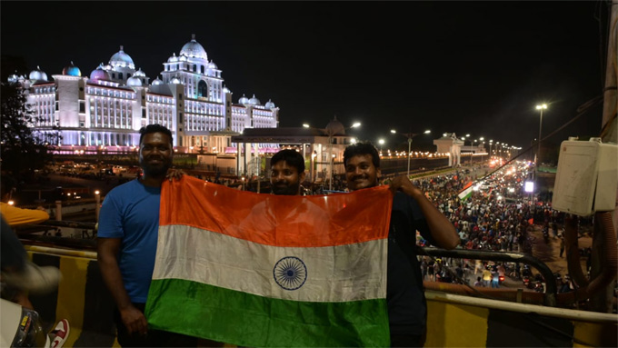 హైదరాబాద్‌లోని సచివాలయం వద్ద జాతీయ జెండాను చూపుతున్న యువకులు
