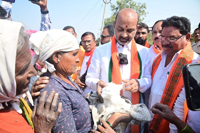 భాజపా తెలంగాణ రాష్ట్ర అధ్యక్షుడు బండి సంజయ్ బుధవారం ప్రజాసంగ్రామ యాత్రలో భాగంగా నిర్మల్ జిల్లా గుండెగాం గ్రామంలో పర్యటించారు. పత్తి చేనులో పని చేస్తున్న కూలీల వద్దకు వెళ్లి వారి సమస్యలను అడిగి తెలుసుకున్నారు. తమకు ఇళ్లు లేవని, పింఛన్లు రావడంలేదని కూలీలు బండి సంజయ్ ఎదుట వాపోయారు.