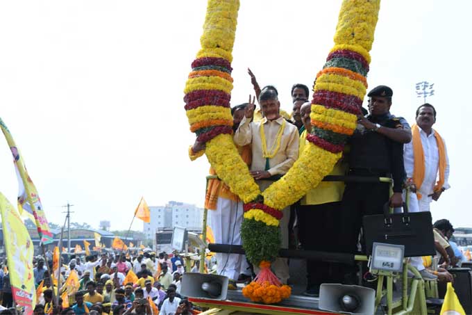కలపర్రు టోల్‌ప్లాజా వద్ద భారీ గజమాలతో స్వాగతం పలుకుతున్న తెదేపా శ్రేణులు