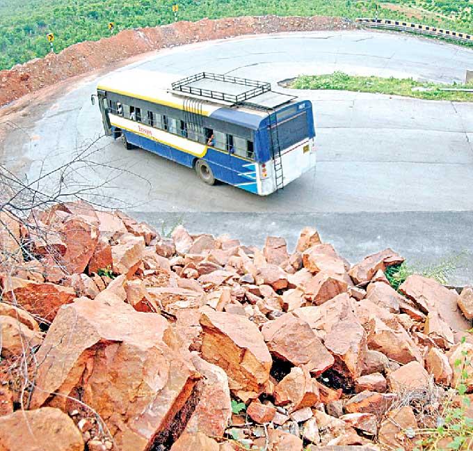 కర్నూలు-చిత్తూరు జాతీయ రహదారిలో గువ్వలచెరువు ఘాట్పై కొండచరియలు ప్రమాదకరంగా మారాయి. కడప నగరం నుంచి వెళ్లే
వాహనాలు ఘాట్లోని మూడో మలుపు వద్ద నిత్యం ప్రమాదాలకు గురవుతున్నాయి. ఇప్పటికీ ఇక్కడ శాశ్వత చర్యలు చేపట్టకపోగా,
మట్టికుప్పలతో రక్షణ గోడ నిర్మించి చేతులు దులుపుకొన్నారు.