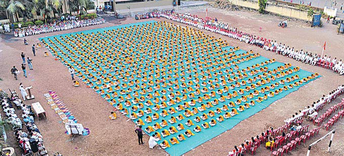  మహారాష్ట్రలోని కరద్‌లో 740 మంది విద్యార్థులు భగవద్గీతను అత్యంత వేగంగా రాసే కార్యక్రమంలో పాల్గొన్నారు. ఇండియా బుక్‌ ఆఫ్‌ రికార్డ్స్‌లో స్థానం సంపాదించేందుకు దీన్ని నిర్వహించారు.