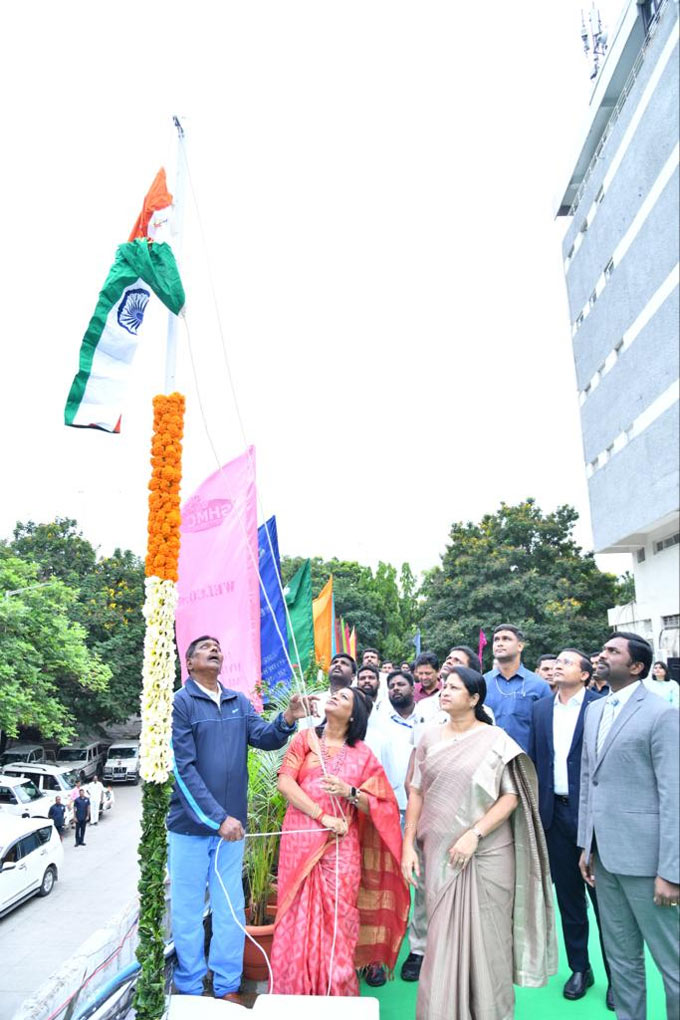 జీహెచ్‌ఎంసీ ప్రధాన కార్యాలయంలో జాతీయ జెండాను ఎగురవేస్తున్న మేయర్‌ గద్వాల్‌ విజయ లక్ష్మి