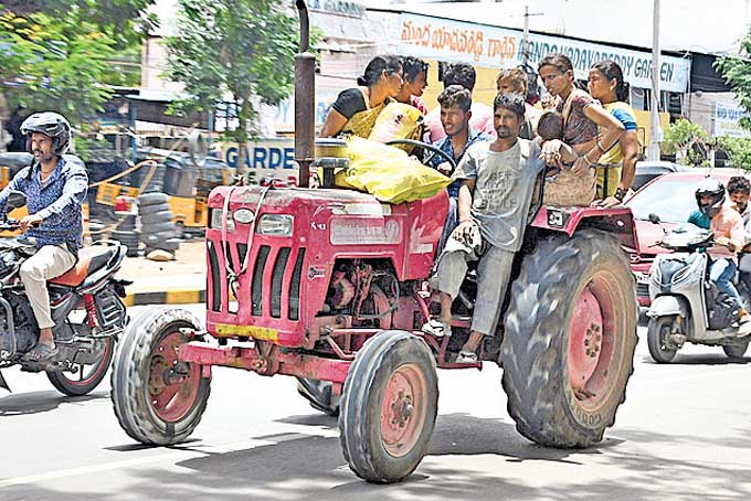 వీరంతా భవన నిర్మాణ కూలీలు. పనికి వెళ్లే తొందరలో ఇలా ఓ ట్రాక్టర్పై ప్రమాదకరంగా కూర్చొని పని చేసే చోటుకు వెళుతున్నారు. అసలే గుంతల రోడ్లు.. ఏమాత్రం అదుపుతప్పినా.. కుటుంబాలు రోడ్డు పాలవుతాయి. చంపాపేట ప్రధాన దారిలో కనిపించిందీ చిత్రం.