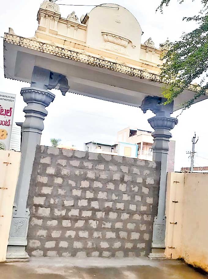 పెదకాకాని మల్లేశ్వరాలయ నూతన సహాయ కమిషనర్గా బాధ్యతలు స్వీకరించిన నల్లకాల్వ శ్రీనివాసరెడ్డి రెండో రోజే నైరుతి భాగంలో ఆలయ ప్రాంగణంలోకి భక్తులు ప్రవేశించే గేటును మూసివేస్తూ గోడ నిర్మింపచేశారు. దేవస్థానం పక్కనే ఉన్న చెరువు కట్టపై సీసీ రోడ్డు వేయడంతో ఈ గేటు ద్వారా భక్తుల రాకపోకలు తగ్గాయంటూ గత ఈవో ఈ గేటుకు తాళం వేయించారు. ప్రస్తుత సహాయ కమిషనర్ మరో అడుగు ముందుకేసి, ఏకంగా గోడనే నిర్మింపచేశారు. దీనిపై ఏసీ నల్లకాల్వ శ్రీనివాసరెడ్డిని వివరణ కోరగా.. ప్రస్తుతం ఈ గేటు వాడుకలో లేకపోవడంతోనే గోడ కట్టించినట్లు చెప్పారు.