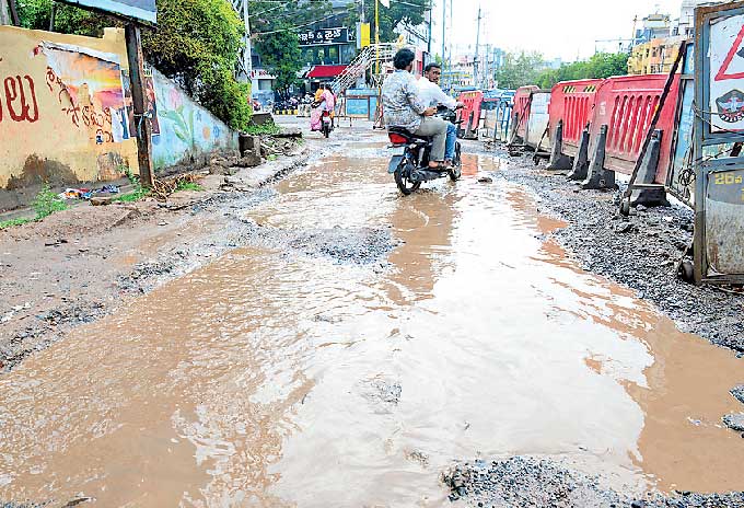 గుంటూరు నగరంలో గుంతలమయంగా ఉన్న ప్రధాన రహదారులు వర్షం వస్తే దారుణంగా మారుతున్నాయి. ప్రధాన కూడళ్లే కుంటలను తలపిస్తూ ప్రమాదకరంగా మారుతున్నాయి. కనీసం మరమ్మతులు కూడా లేకపోవడంతో ఇలాంటి పరిస్థితి నెలకొంది.