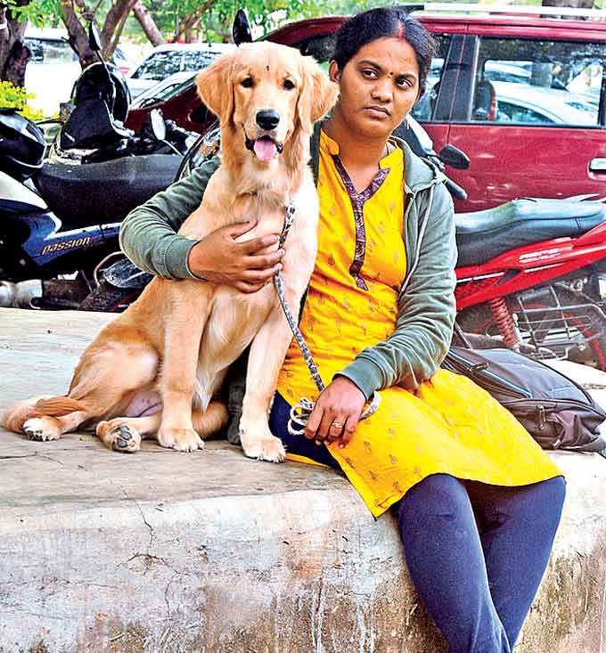 పెంపుడు జంతువుల నుంచి పెంపకందారులకు ఆపద కలగకుండా ఏటా జులై 6న(జూనోసిస్ డే) నిర్వహిస్తున్నారు. ఈ సందర్భంగా రాజేంద్రనగర్లోని పశు వైద్యశాలలో వాటికి టీకాలు వేశారు.