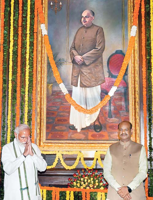 జనసంఘ్ వ్యవస్థాపకుడు శ్యామాప్రసాద్ ముఖర్జీ జయంతి సందర్భంగా బుధవారం పార్లమెంటు సెంట్రల్హాల్లో ఆయన చిత్రపటం వద్ద నివాళులు అర్పించిన ప్రధానమంత్రి నరేంద్ర మోదీ, లోక్సభ స్పీకర్ ఓం బిర్లా