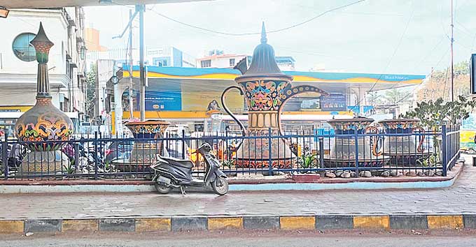 నల్గొండ చౌరస్తాలో మూడేళ్ల క్రితం పలు కళాకృతులు ఏర్పాటు చేశారు. విద్యుద్దీపాలతో అలంకరించారు. చౌరస్తా మలుపు వద్ద ఫుట్పాత్కు చిన్న చిన్న కుండీలు ఏర్పాటు చేసి అందులో మొక్కలు ఏర్పాటు చేశారు. ఇవన్నీ కూడలికి కొత్తందాలను తెచ్చిపెట్టాయి. కొద్దిరోజులు నిర్వహణ బాగానే ఉన్నా.. ఆ తర్వాత పర్యవేక్షణ కొరవడడంతో కళాకృతులపై దుమ్ముతో నిండిపోయాయి. ఫుట్పాత్ గోడ కూలిపోయి కళావిహీనంగా మారింది.