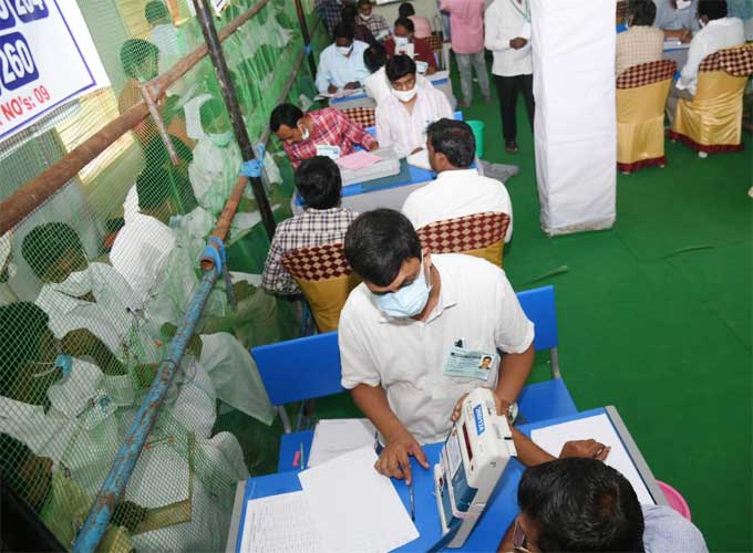 లెక్కింపును పరిశీలిస్తున్న పోలింగ్ ఏజెంట్లు