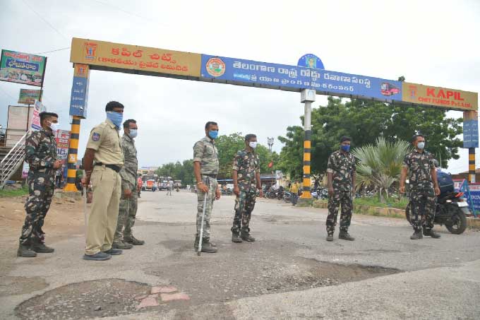 కరీంనగర్: బంద్ నేపథ్యంలో పోలీసుల పహారా