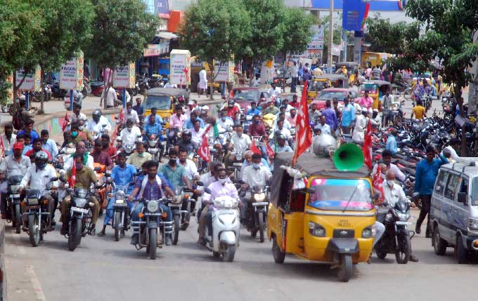 అనంతపురం: హిందూపూర్లో విపక్షాల ద్విచక్రవాహన ర్యాలీ