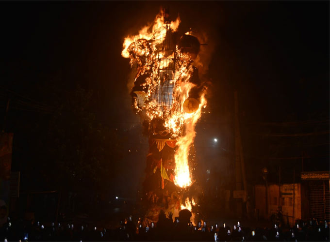 దీపావళి పర్వదినాన్ని పురస్కరించుకొని ప్రకాశం జిల్లా ఒంగోలు నగరంలోని పొట్టి శ్రీరాములు విగ్రహం సమీపంలో ఉన్న చెన్నకేశవ ఆలయం వద్ద ‘నరకాసుర వధ’ కార్యక్రమాన్ని చేపట్టారు